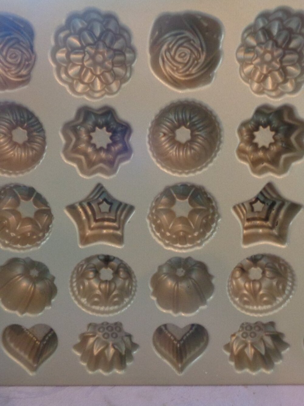 Nordic Ware Bundt Teacakes & Candies Pan Makes 30